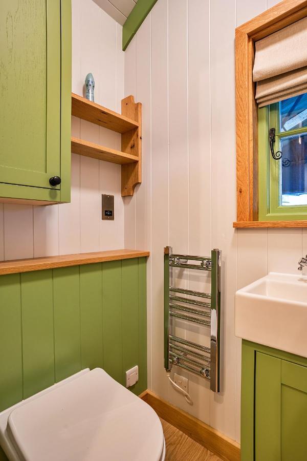 Finest Retreats - The Shepherd'S Hut At Northcombe Farm Beaworthy Exterior photo
