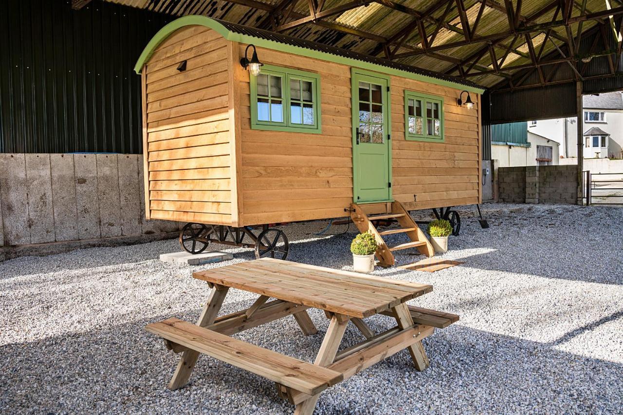 Finest Retreats - The Shepherd'S Hut At Northcombe Farm Beaworthy Exterior photo