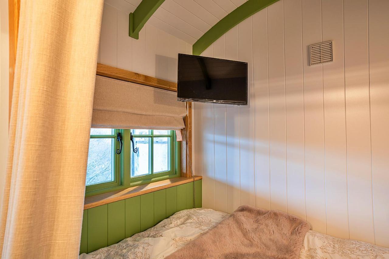 Finest Retreats - The Shepherd'S Hut At Northcombe Farm Beaworthy Exterior photo